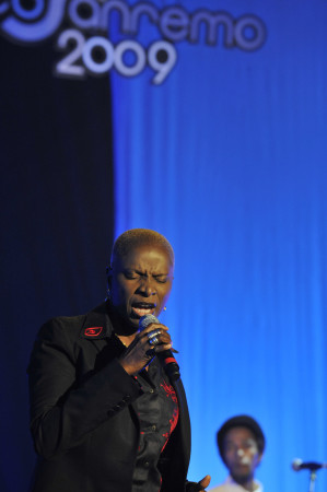 © Massimo Forchino / lapresse
12-11-2009 Sanremo, Italia
spettacolo
Premio Tenco - Festival della Canzone d'Autore
Nella Foto:Angelique Kidjo