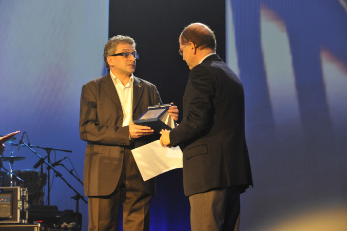 © Massimo Forchino / lapresse
14-11-2009 Sanremo, Italia
spettacolo
Premio Tenco - Festival della Canzone d'Autore
Nella Foto: Edgardo Moia Cellerino premiato da Filippo Gasparro