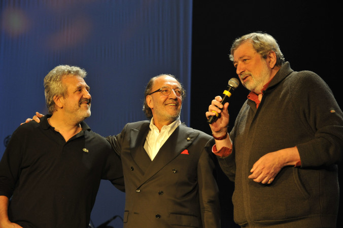 © Massimo Forchino / lapresse
14-11-2009 Sanremo, Italia
spettacolo
Premio Tenco - Festival della Canzone d'Autore
Nella Foto: Juan Carlos "Flaco" Biondini premiato da Francesco Guccini