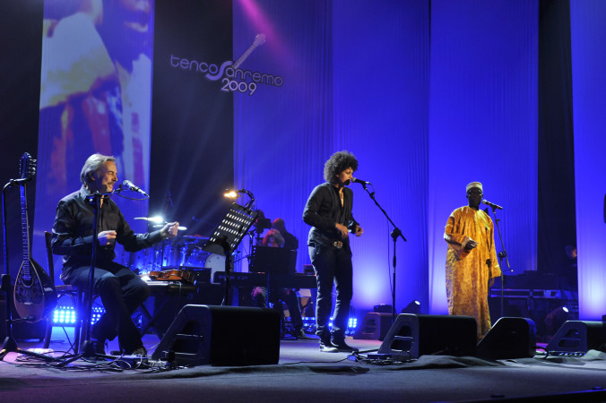 © Massimo Forchino / lapresse
14-11-2009 Sanremo, Italia
spettacolo
Premio Tenco - Festival della Canzone d'Autore
Nella Foto: Mauro Pagani, Z-STAR, Badara SEck